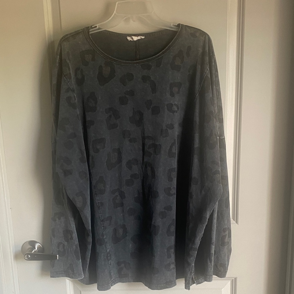 Easel Gray Leopard Print Long Sleeve Top